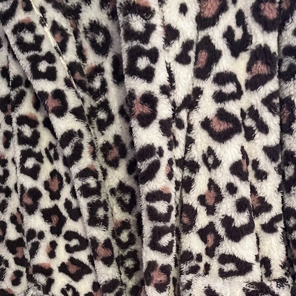 Never worn UGG Medium Robe - Picture 4 of 5